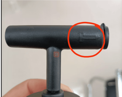 Pump with two needles included in the Ball bundle.